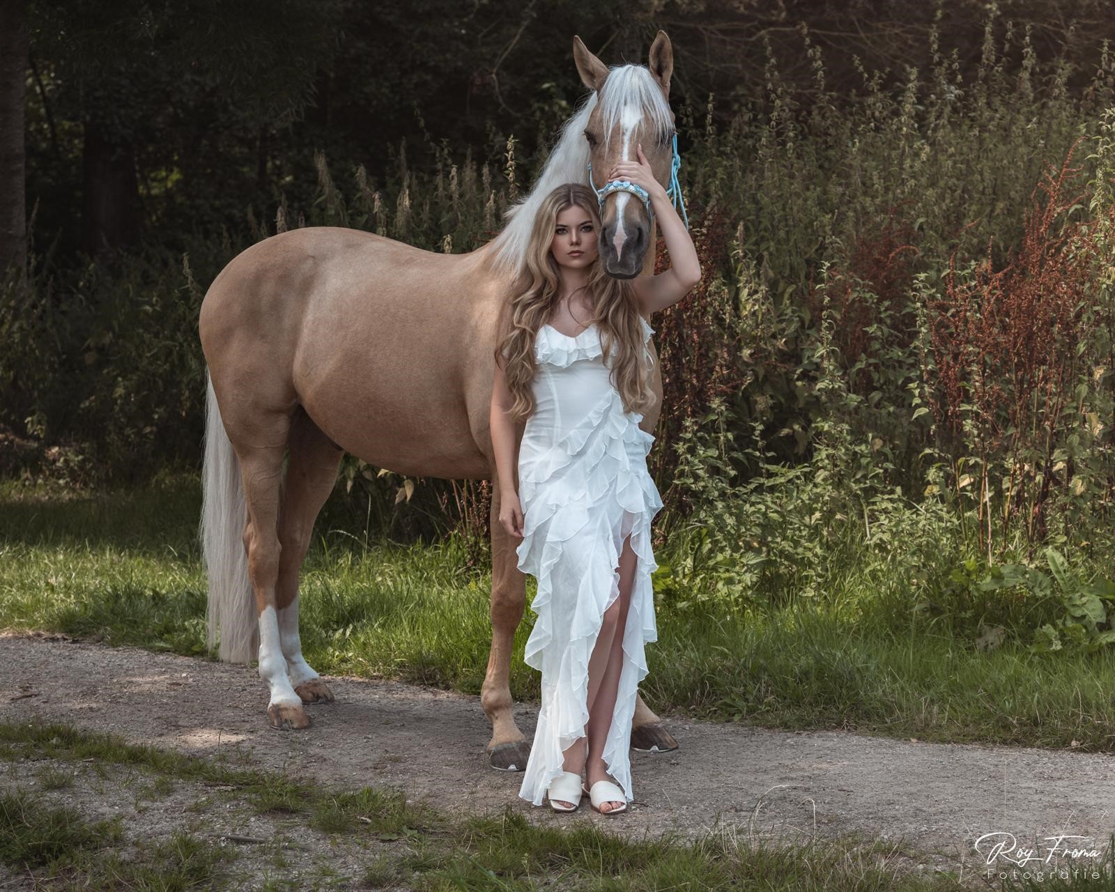 Lang, gezond blond haar, eigen fotoshoot buiten